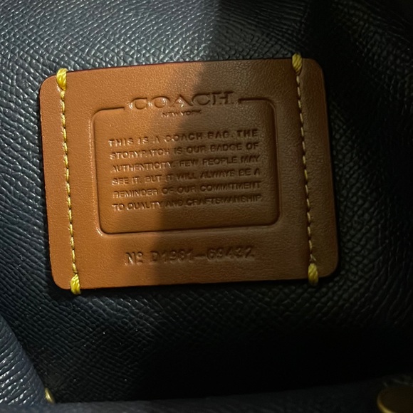 SLIGHTLY USED COACH PURSE - OLIVE GREEN - Picture 6 of 8